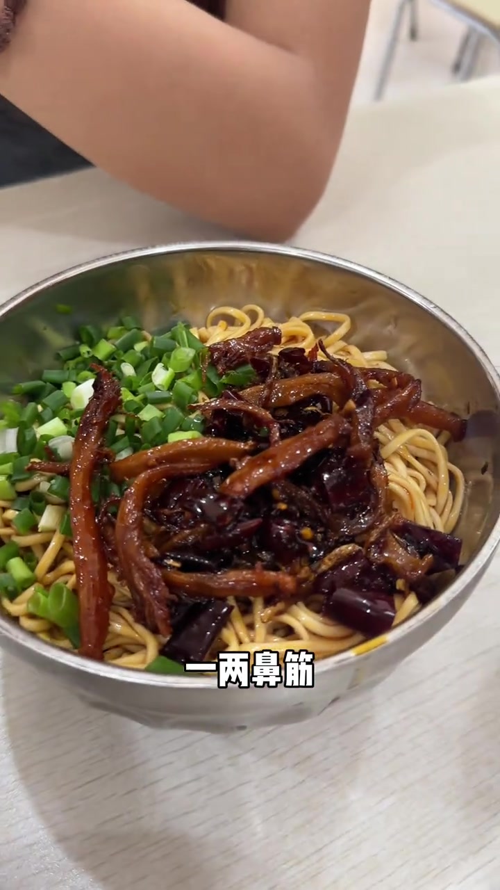 这家老店的干辣牛肉面……有谁想挑战一下爆辣版本?哈哈哈