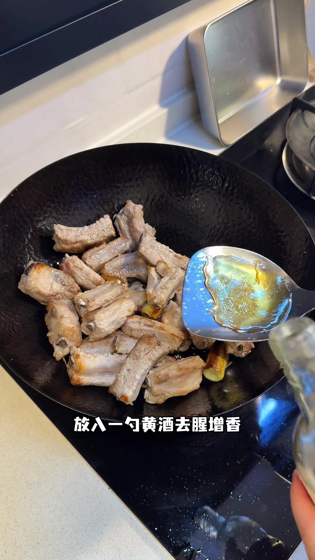 简单几步,在家轻松搞定甜而不腻的可乐排骨年糕