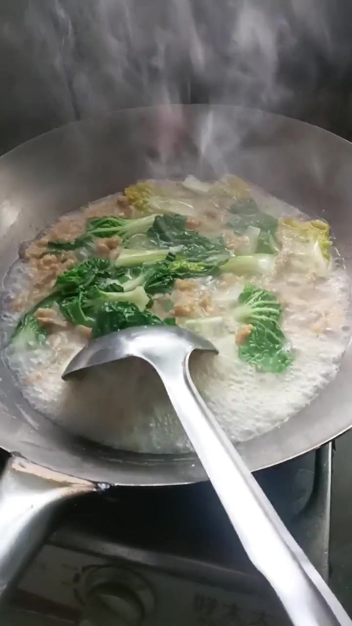 花肉配黄芸菜,吃得超淡,这生活咋样?