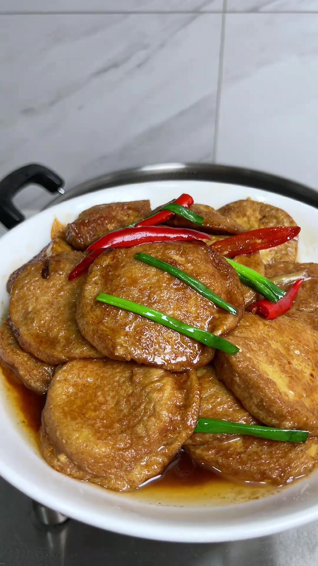 天天迷失在孩子们的夸赞中,甚至得意,每天烧菜乐不知疲,今日菜谱:上海本帮红烧素鸡、蒜茸粉丝