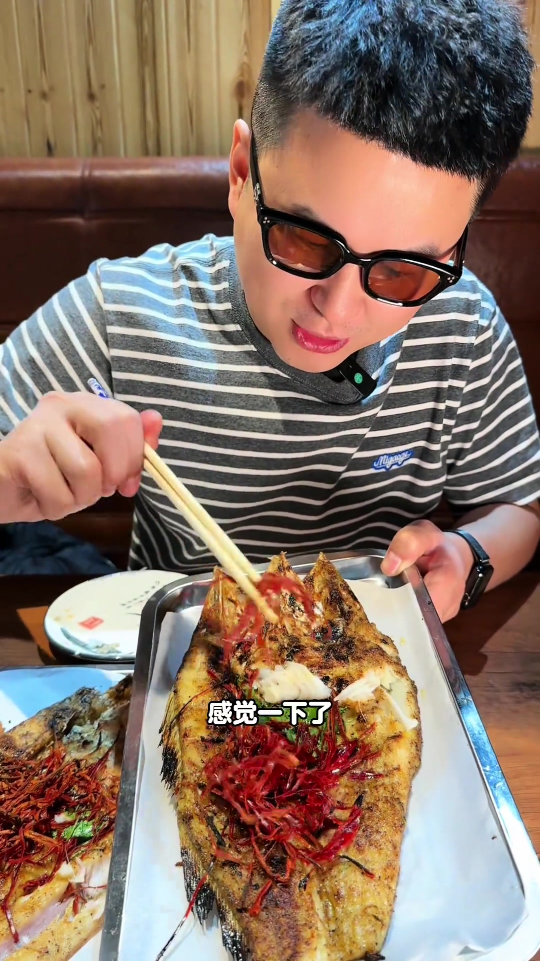 原始的做法就应该是炭火和鱼肉用碳来烤这吃你吃过吗？