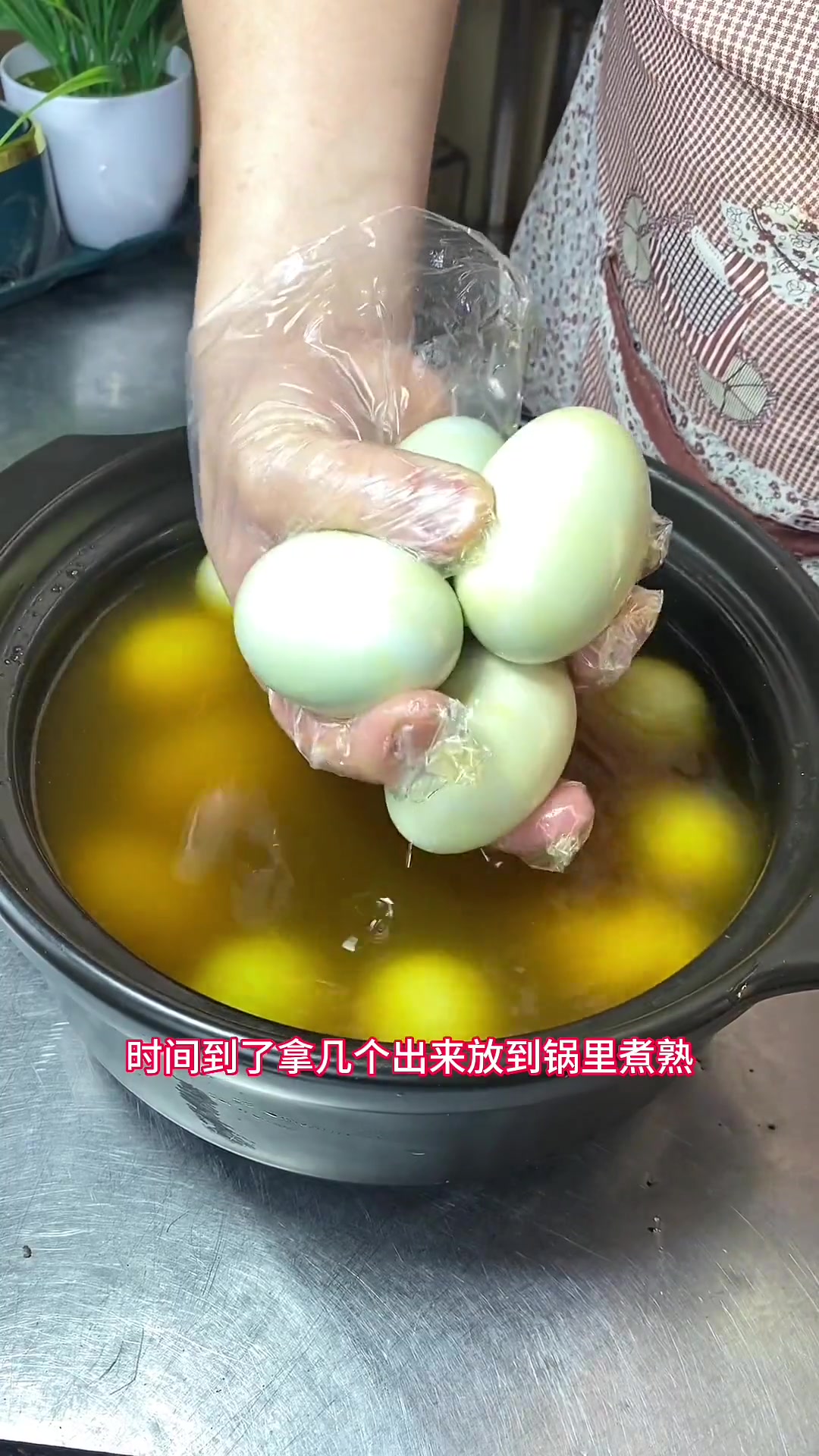 传统咸鸭蛋制作方法．腌制的时间越长出油率越高