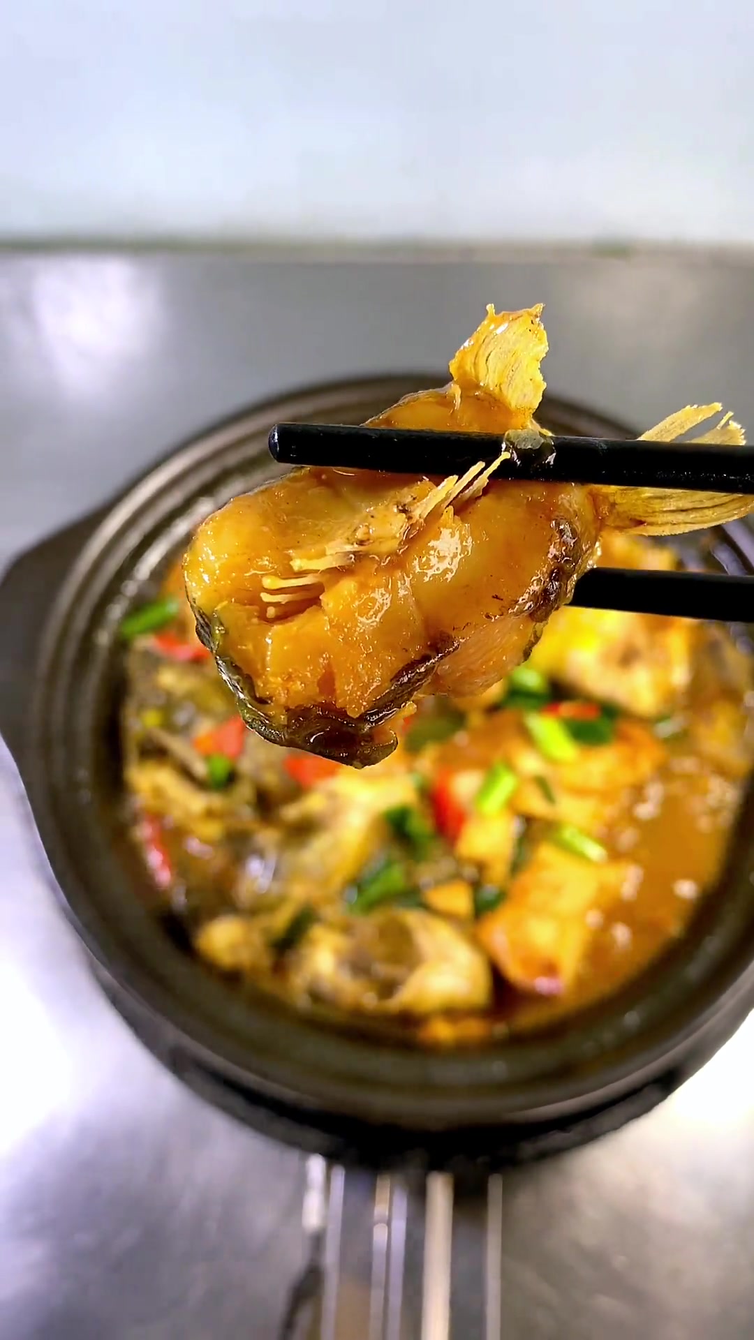 萝卜干豆腐焖黄骨鱼,开盖那一刻,太香了