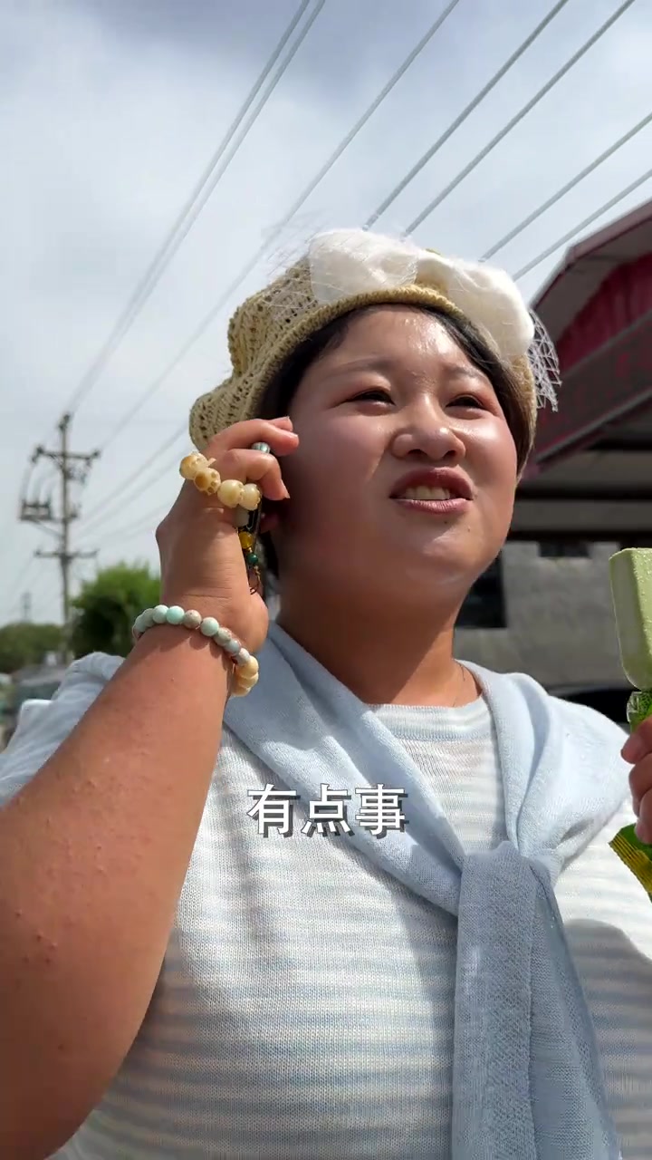 今天用农家灶火做毛芹炒肉拌面,满是乡土滋味