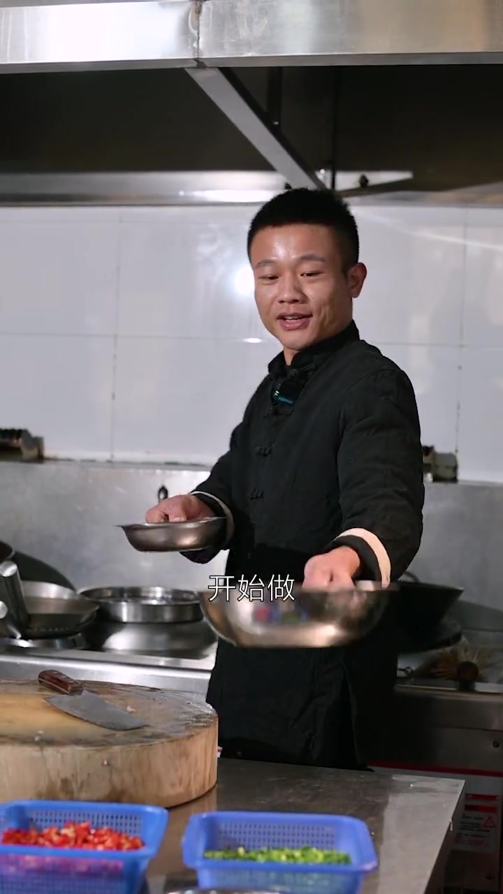 香辣鱿鱼须这样做，大人小孩都喜欢吃，下饭下酒都是绝绝子，香辣脆爽的，做法也简单，赶紧学起来