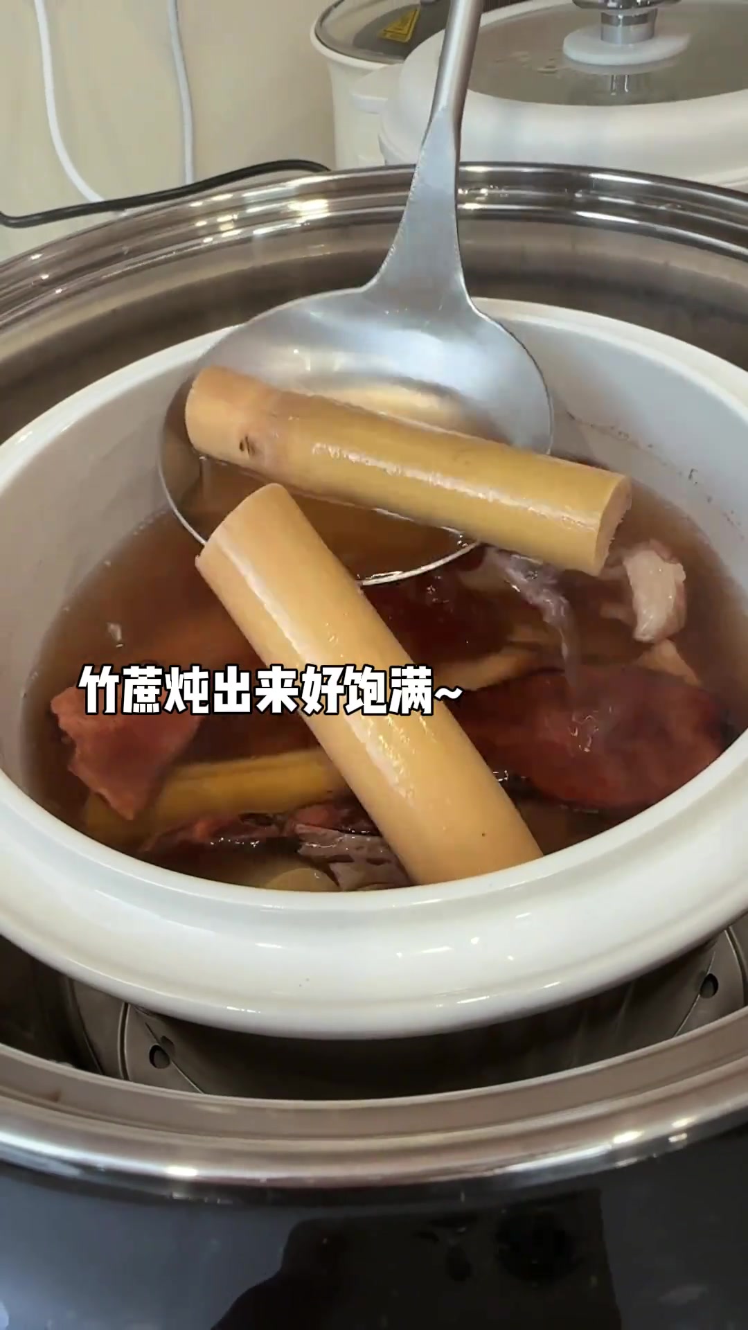 秋冬润燥好推荐：莲藕土茯苓莲子猪骨汤！这个季节的莲藕真的靓，煲个去？汤~