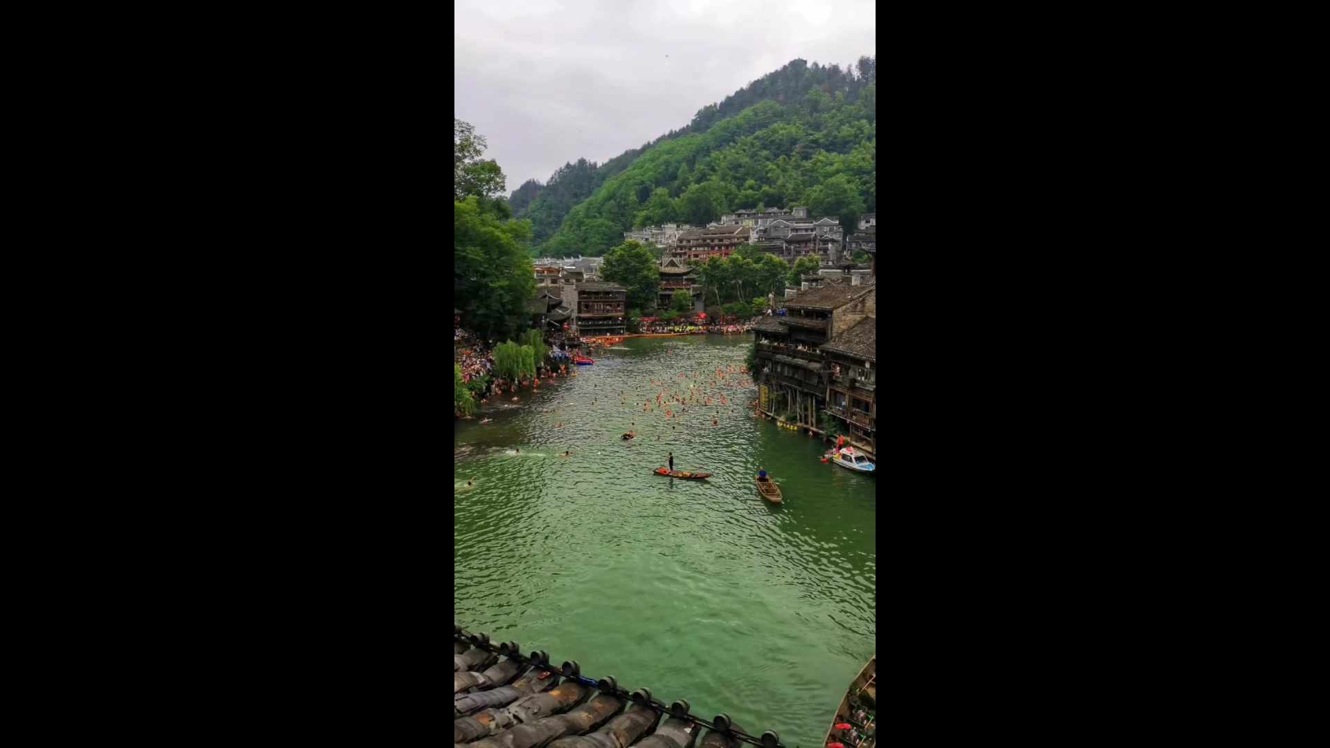 凤凰古城端午抓鸭子大赛人山人海很热闹,可惜没办法近距离拍照