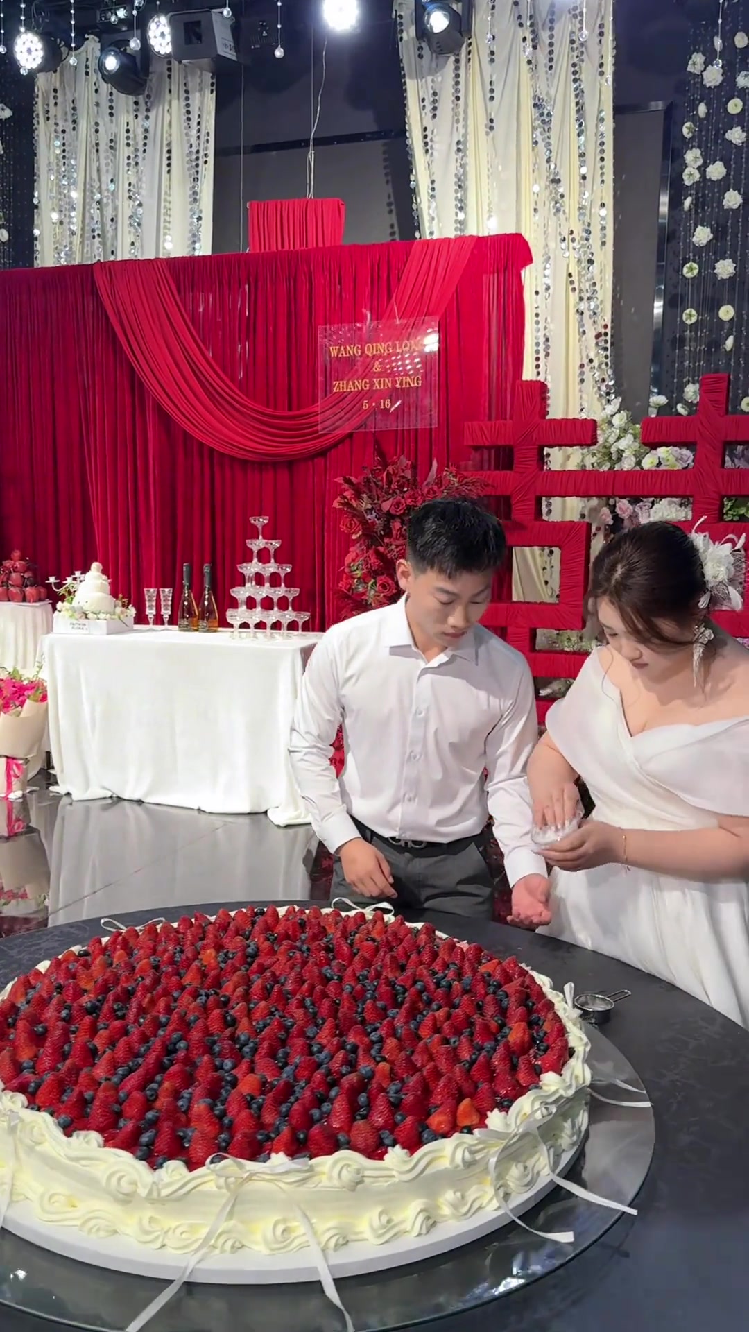 好喜庆啊,80寸的蛋糕,欢乐氛围十足