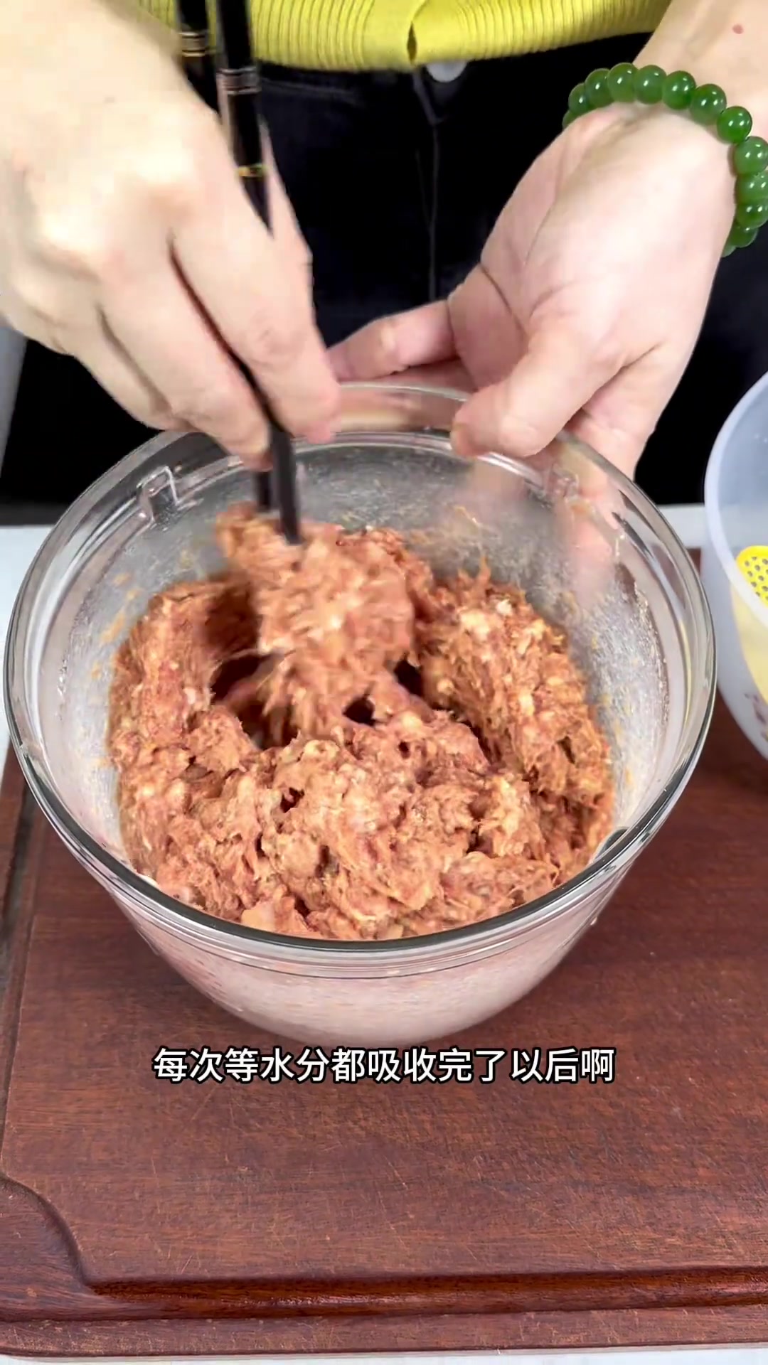 山粉饺是我从小吃到大的家乡特色美食,小时候都是奶奶做给我吃,现在儿子也跟我一样喜欢吃,不知