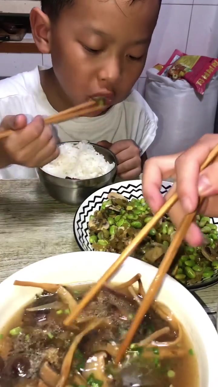 带娃逛公园后回家自制炸猪肉,简单做法分享!