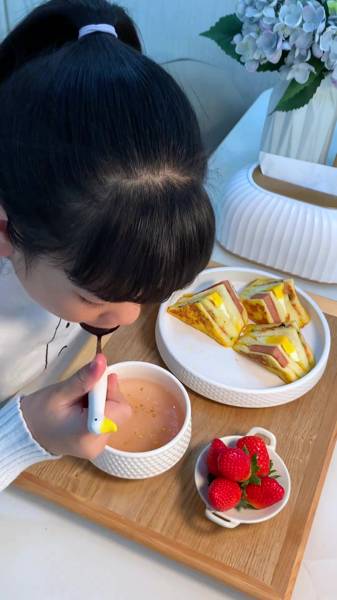 新的一周又开始啦，今天早餐给小朋友做了营养美味的迷你三明治，冲了一碗温暖又甜蜜的桂花藕粉，