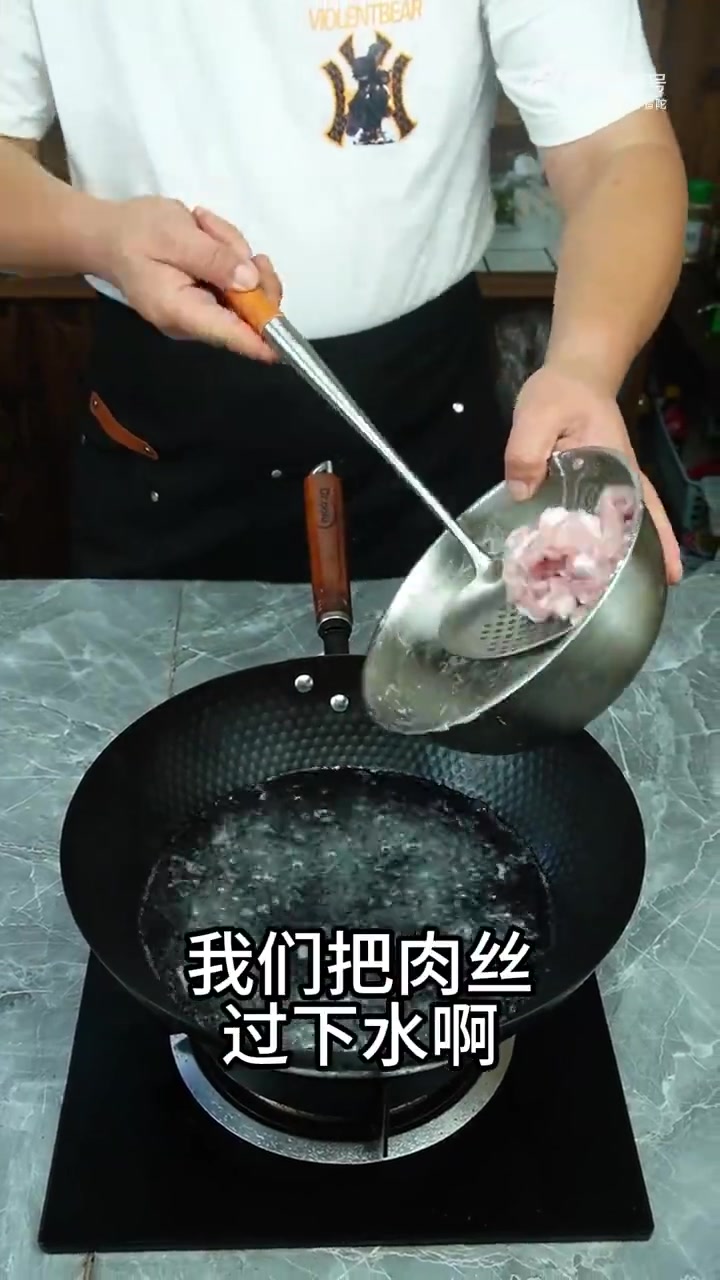 老底子菜的烟火气!舟山人教你「家庭版炒三丝」,配料自由+步骤偷懒版都安排～茭白切得根根透亮