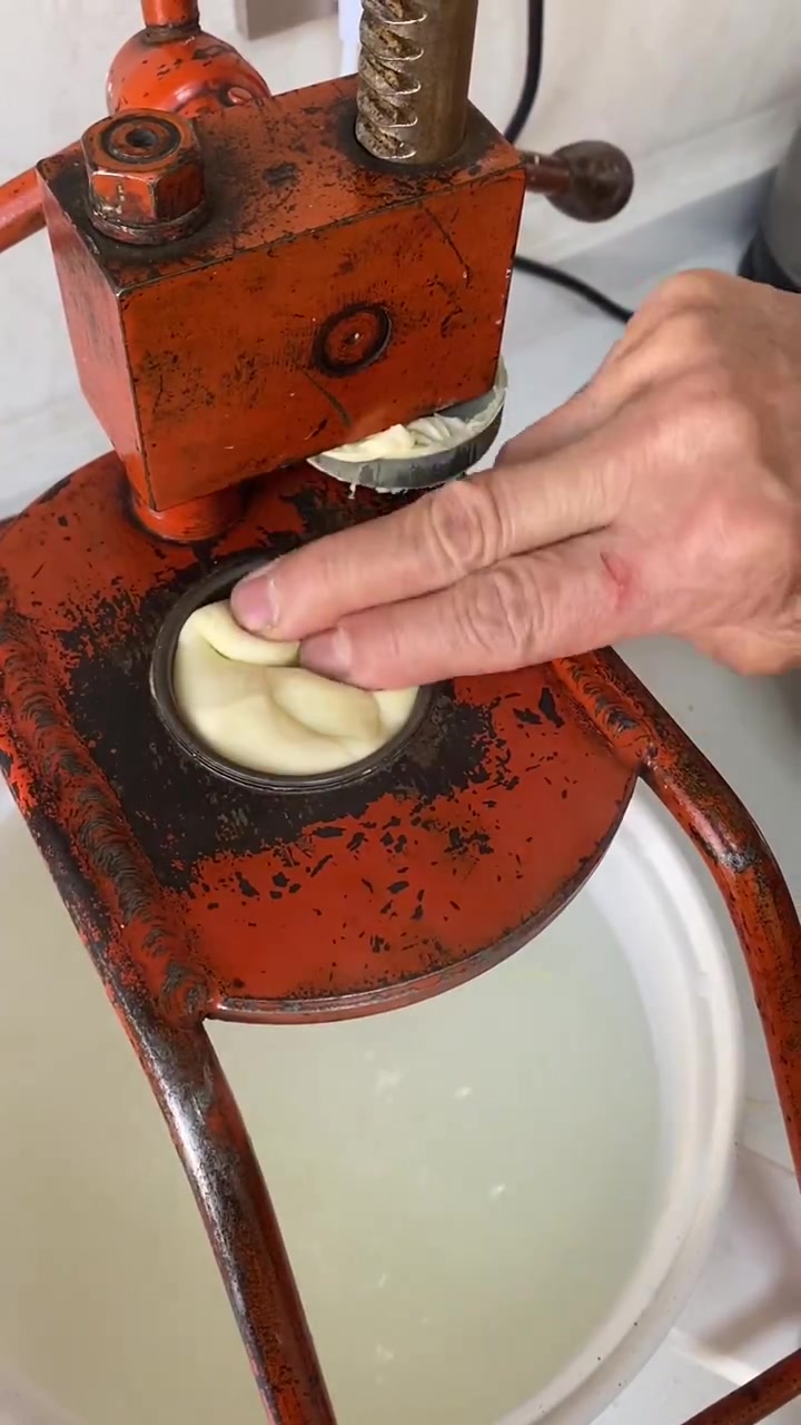 这个玉米面饺子粉平时都是包饺子用，原来压面条口感更好