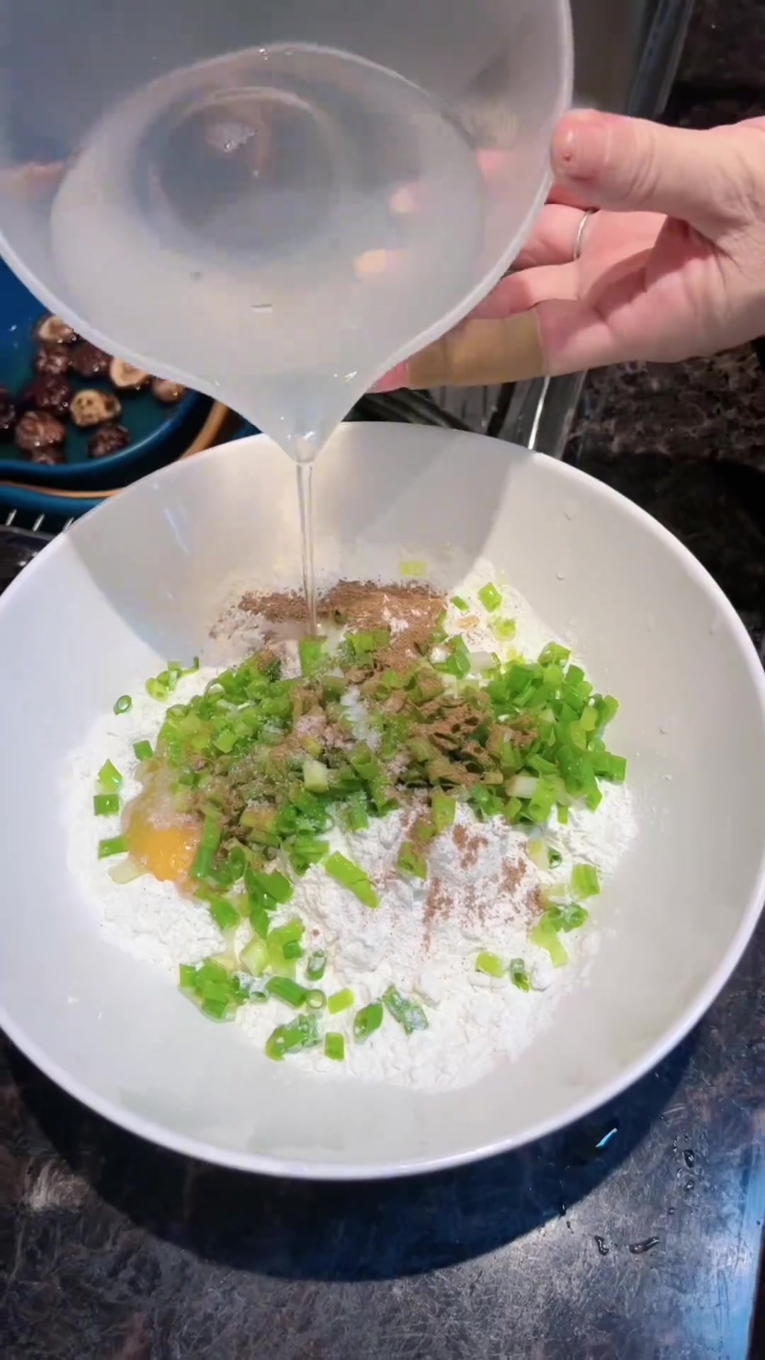 潮汕特色小吃炸虾饼详细做法分享给大家