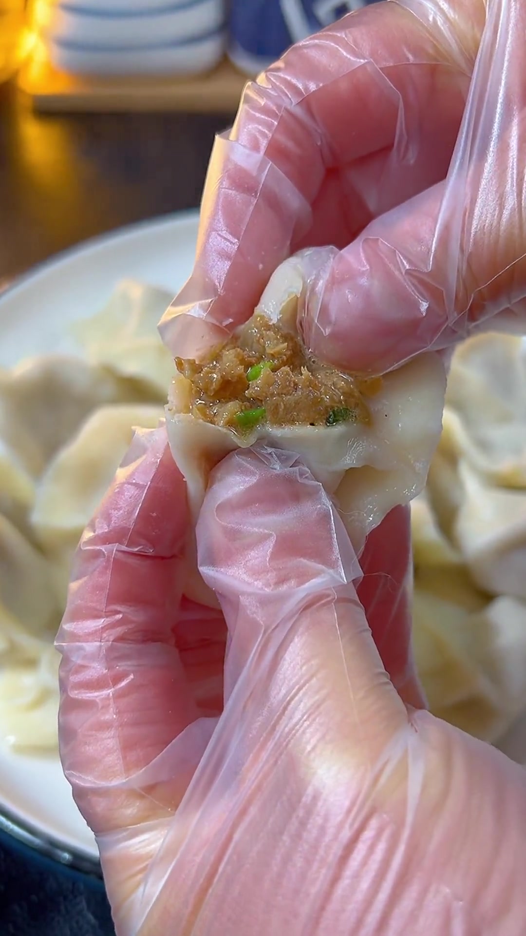 猪肉酸菜馅饺子像我这样调，鲜嫩多汁，不出水特别好吃