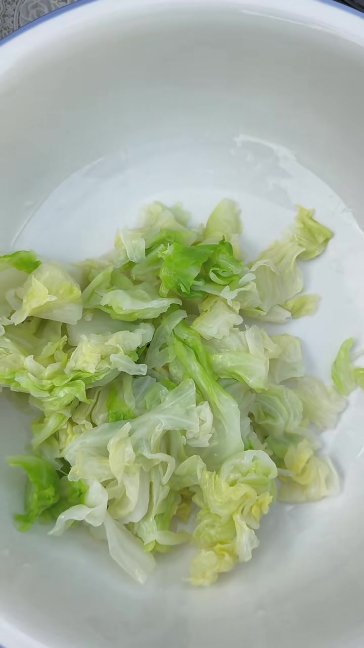 凉拌包头菜比炒的好吃,清脆爽口太适合这个季节啦,关键做法也特别简单!