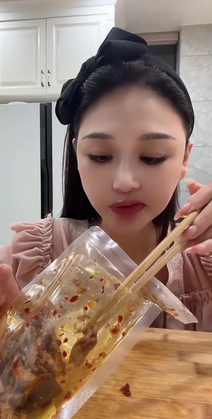 超爱哈哈镜鸭翠肠,香辣口感超赞,快来尝尝!