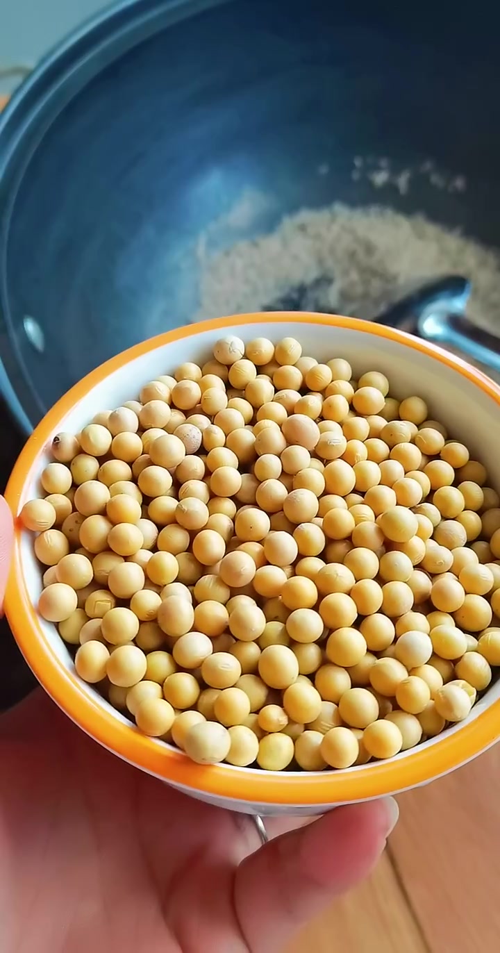 一斤豆大酱教程来啦！教你用盐炒豆做酱~