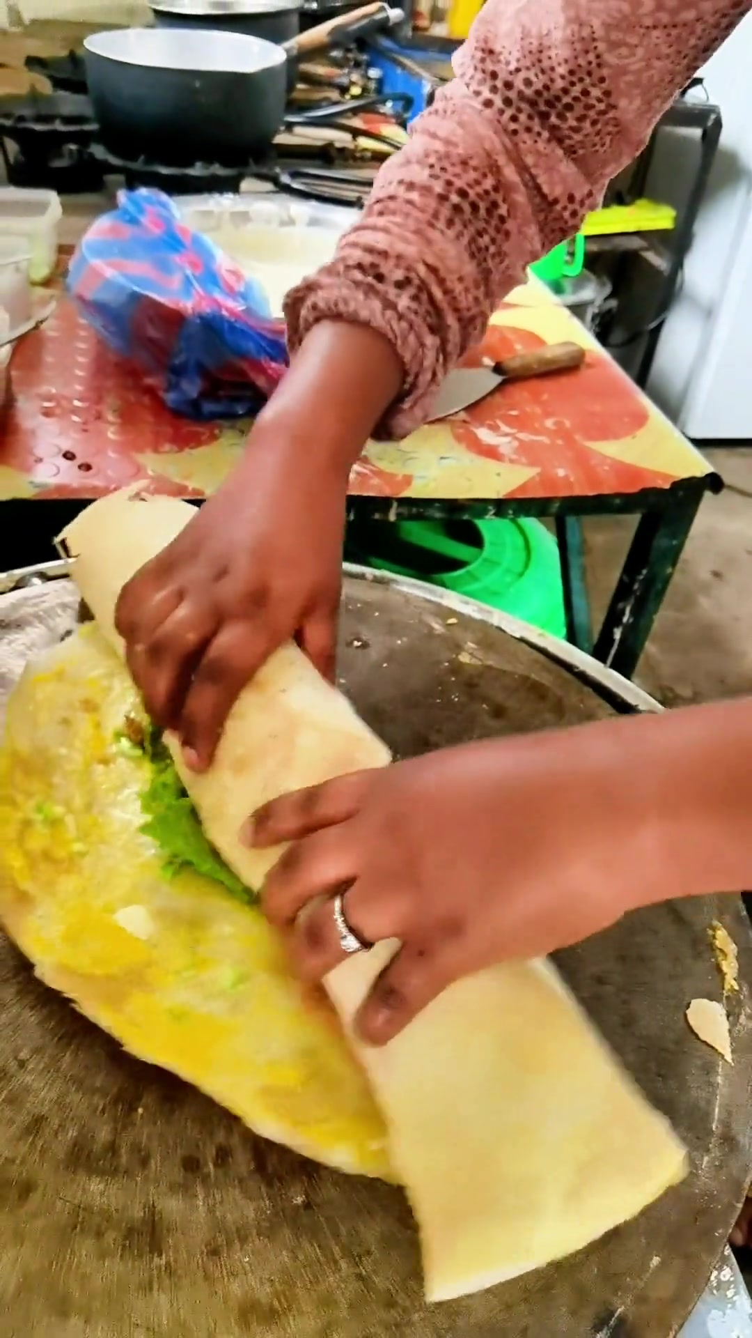 山东煎饼果子让老外学会了！小混沌包的也像样！