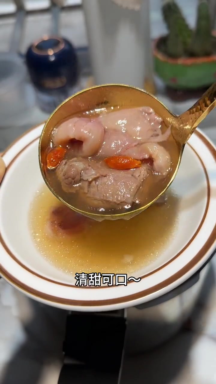 荔枝的季节不要错过这个荔枝排骨汤，肉质鲜嫩鲜甜可口小朋友都喜欢喝～