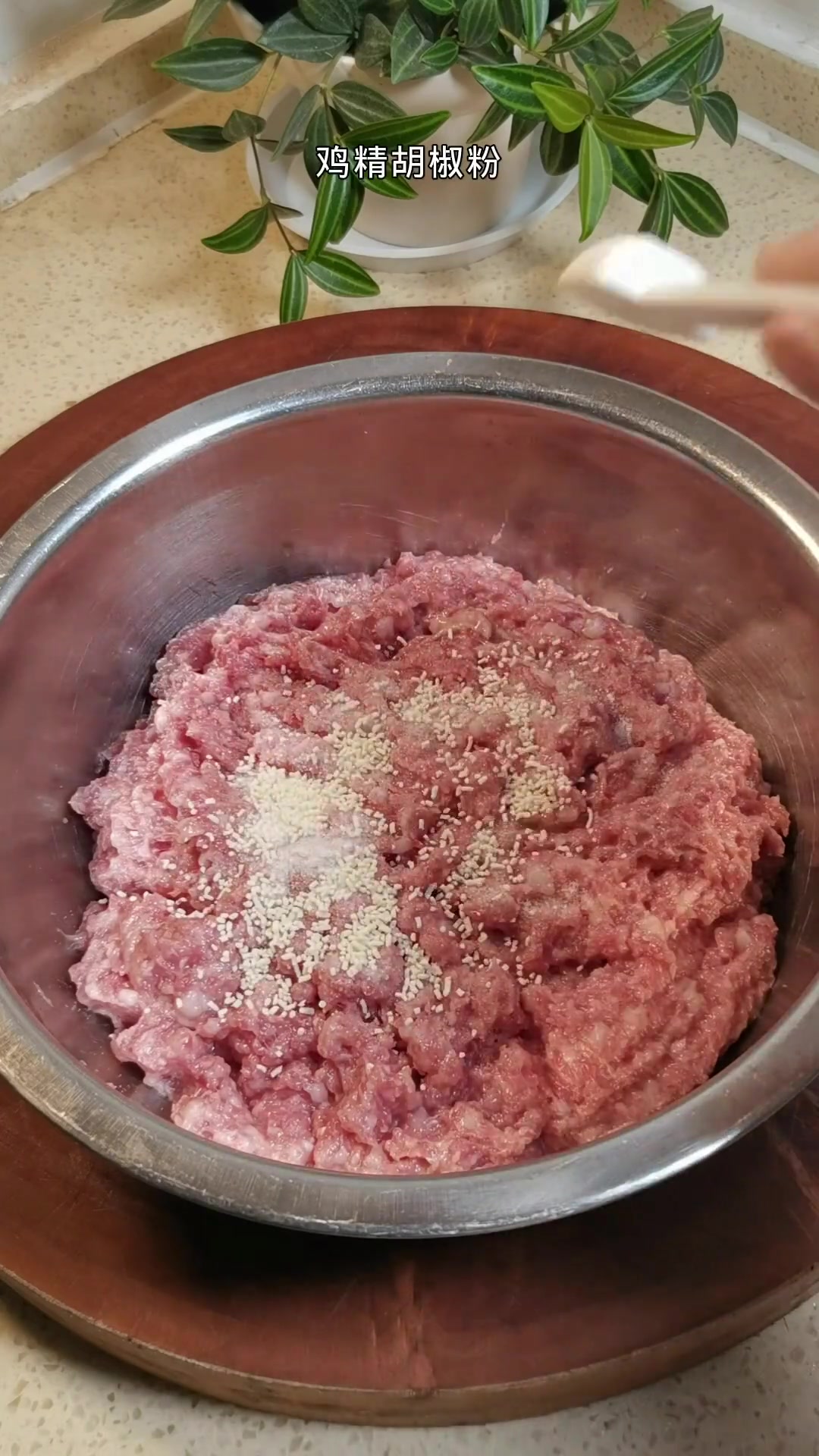 这样做的纯手工肉丸汤,出锅鲜嫩多汁,汤鲜味美,营养丰富,非常适合老人小孩喝