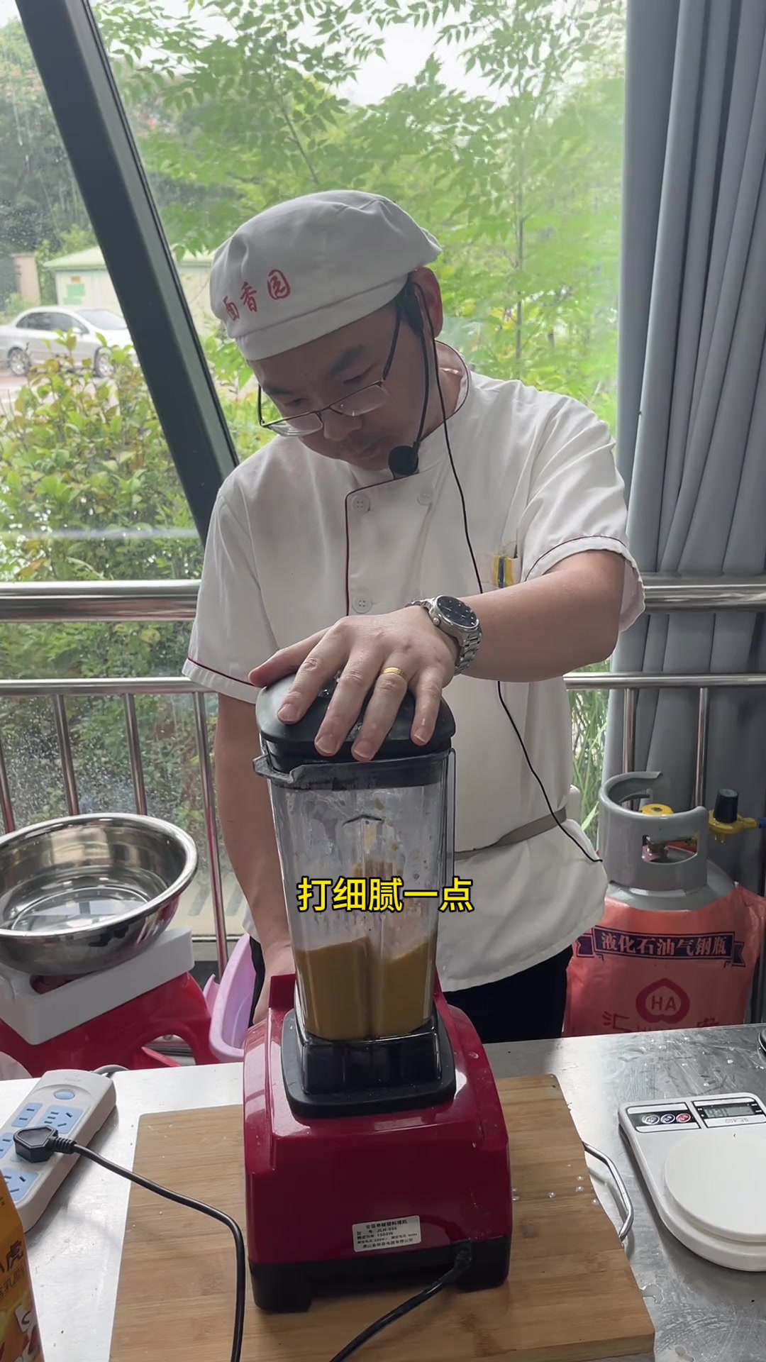 夏天一定要学这个芒果慕斯蛋糕，冰冰凉凉，和夏天绝配