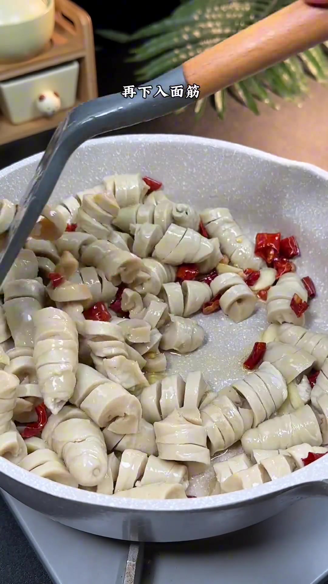 这样做的炒面筋超好吃,上桌就被抢光