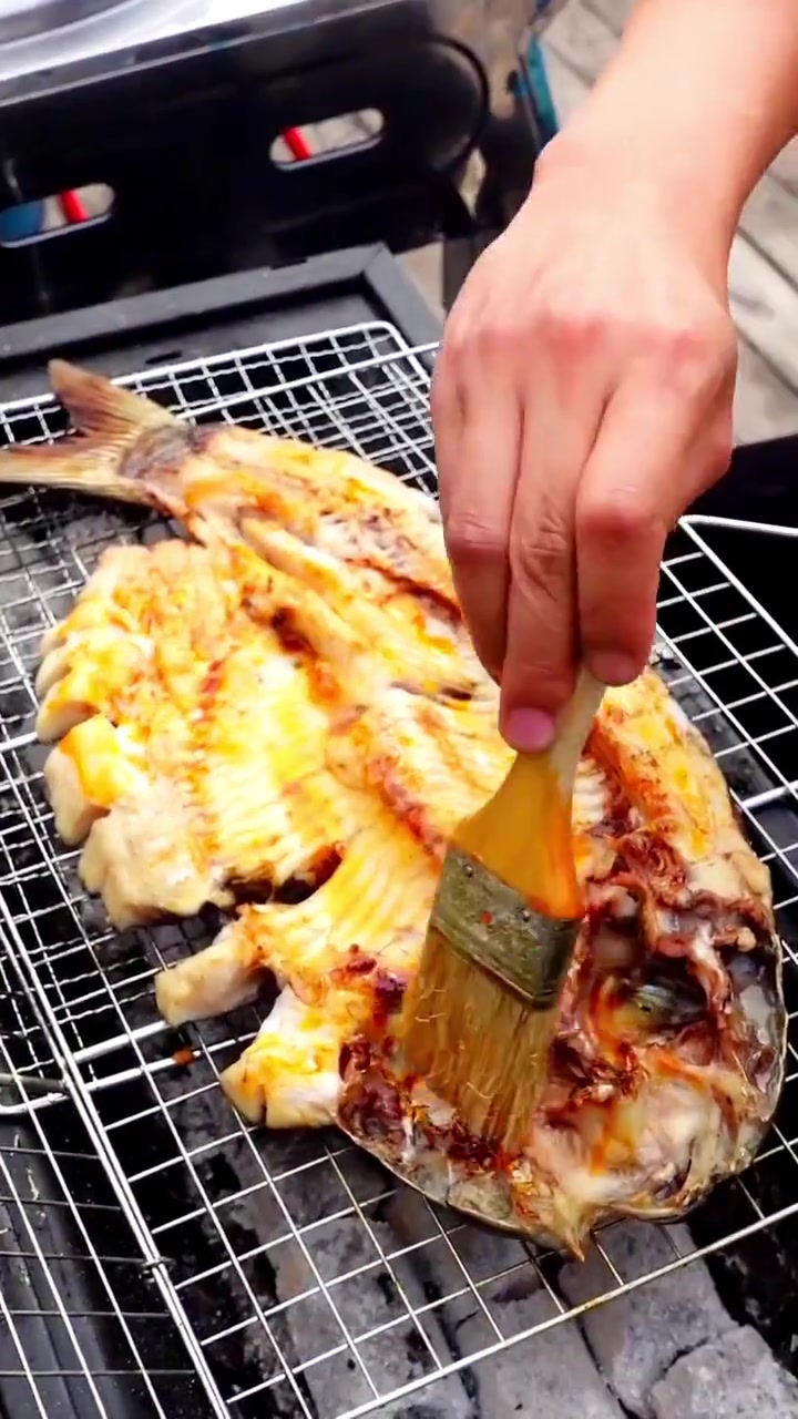 好久没吃过炭火麻辣烤鱼了，今天做一道