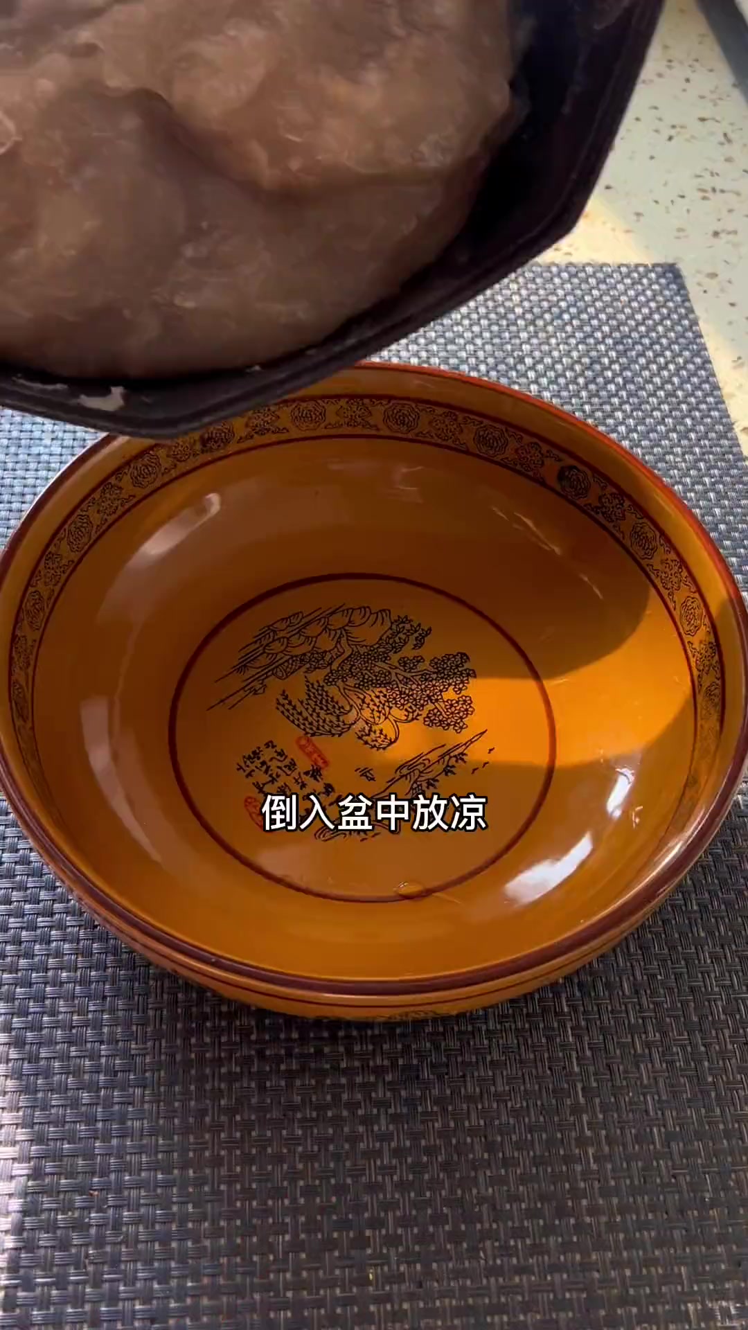 想吃小时候的炒凉粉，用红薯淀粉做了一大盆，炒鸡蛋超香