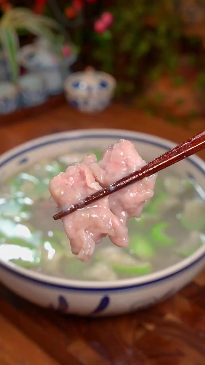 常听老人说夏季入伏多喝汤，一年四季都安康，这道丝瓜滑肉汤，不仅汤鲜味美，肉片还由嫩又滑