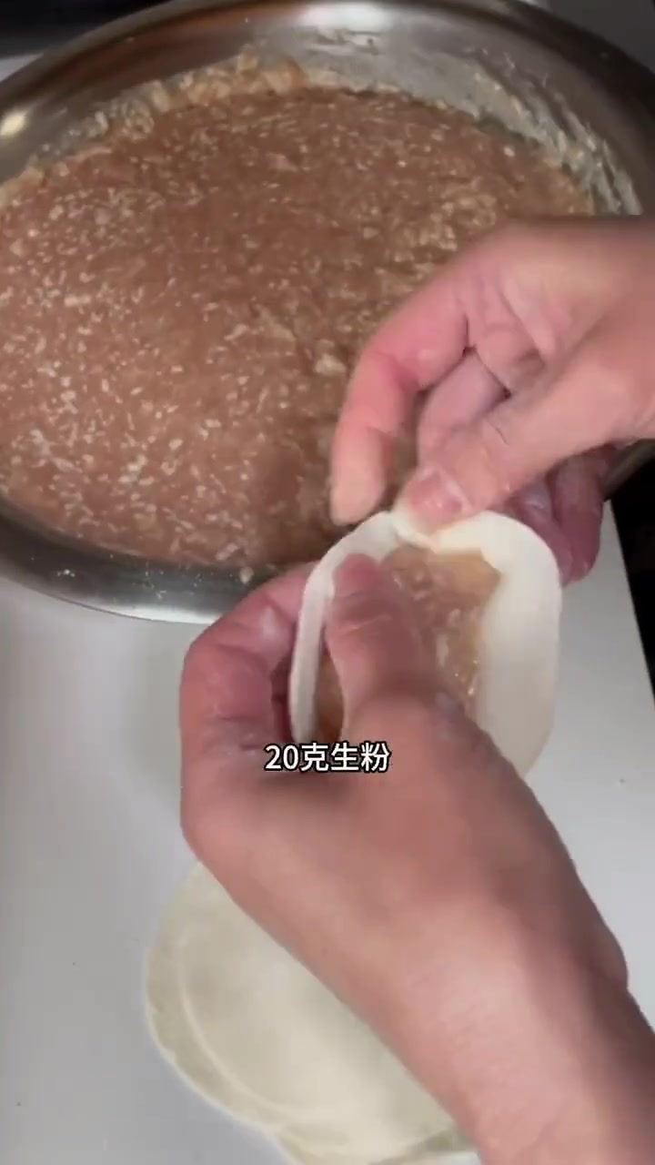 正宗开封灌汤小笼包做法：后腿肉1斤，盐9克，味精6.5克，白糖6克，东古一品鲜15克，打水