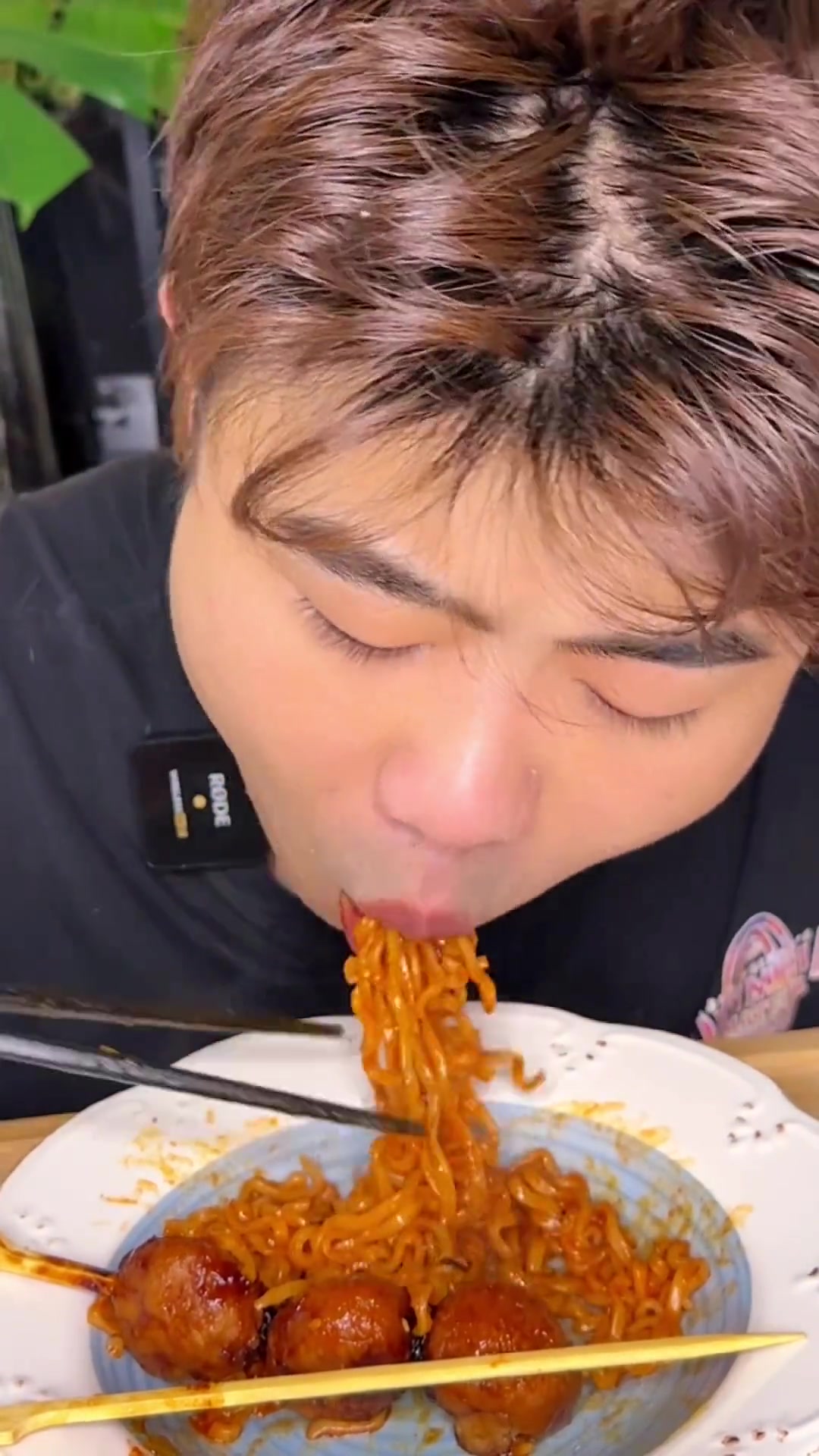 便利店串串火鸡面，鸡肉丸超好吃，一口香迷糊啦！