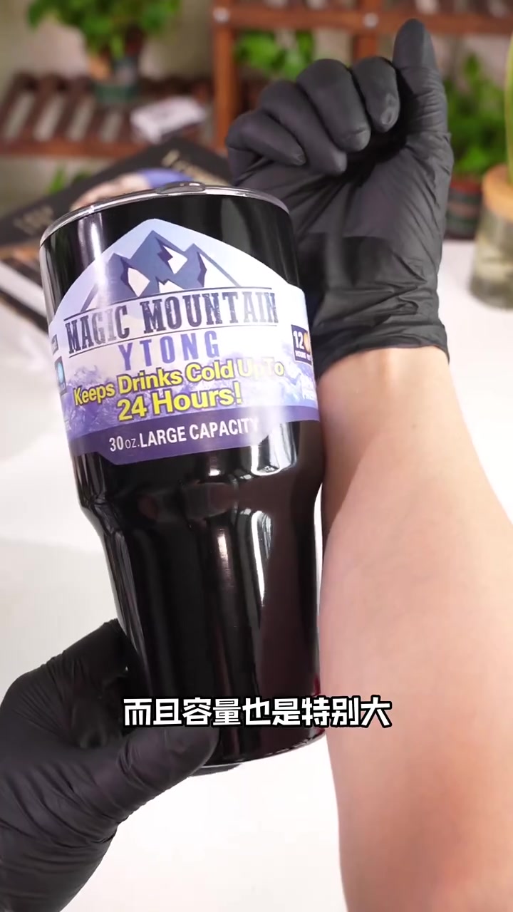 一黑一白正好情侣款霸冰杯,上课一起偷偷喝奶茶,很幸福