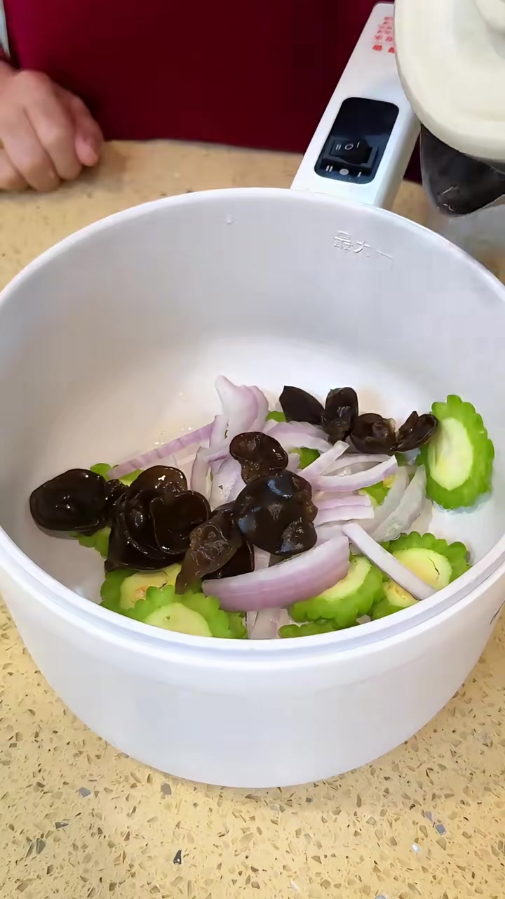 苦瓜木耳汤，越喝越健康！