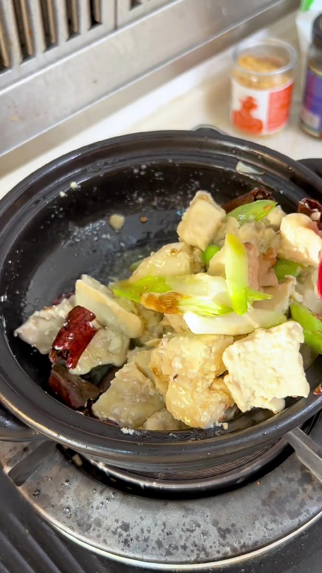 云南人对臭豆腐的执着，这做法闻臭吃香，拌饭一绝