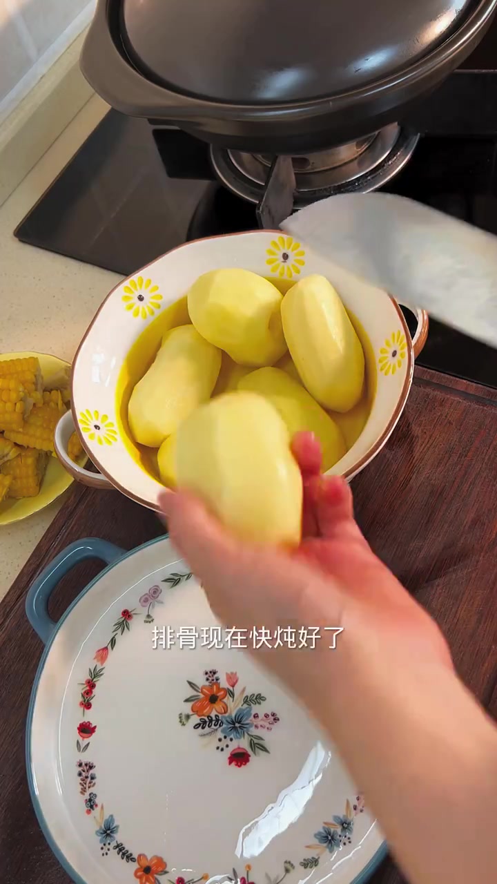 排骨炖土豆祝大家晚餐愉快