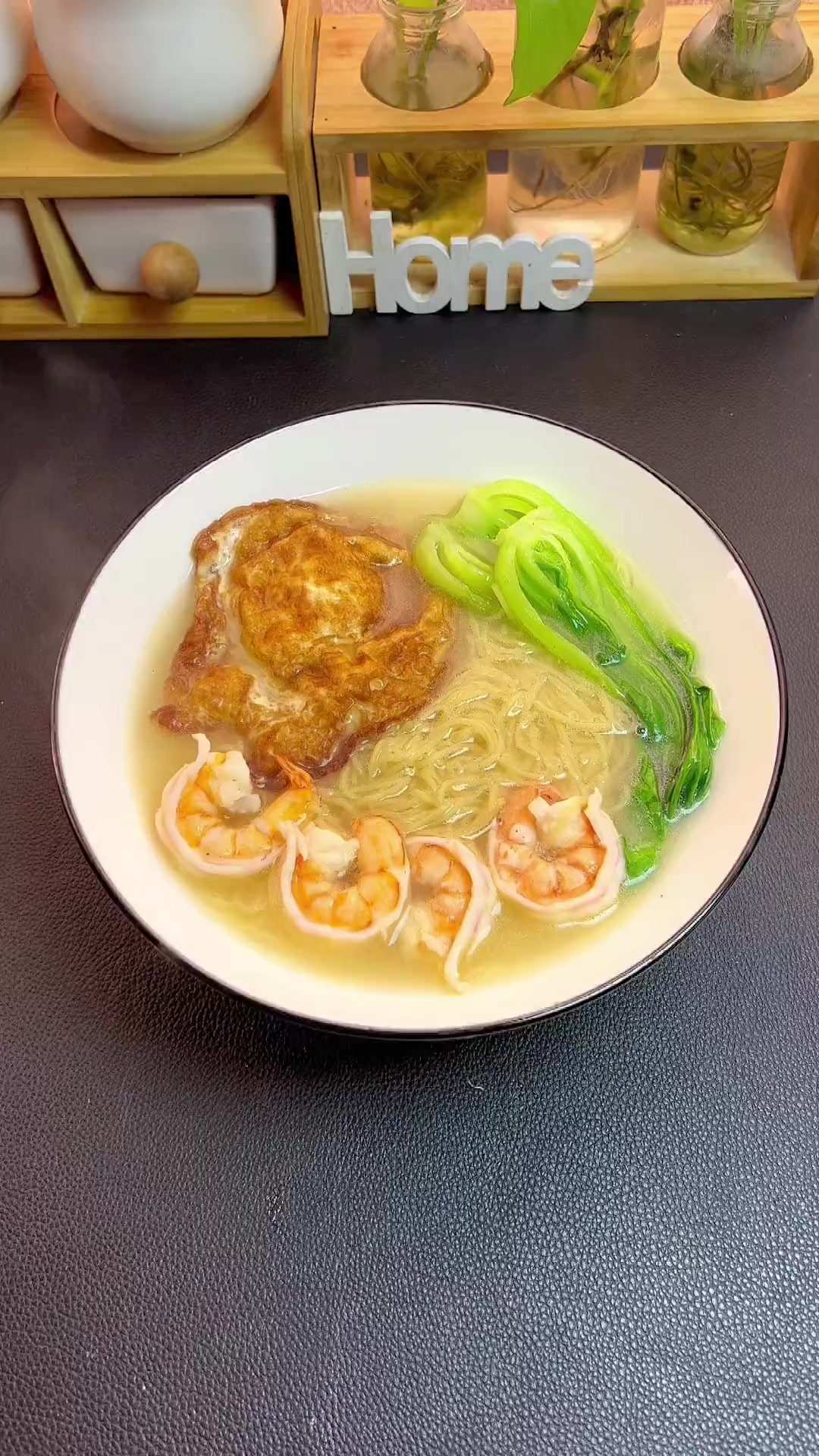 给孩子做了一份虾仁虾子面
