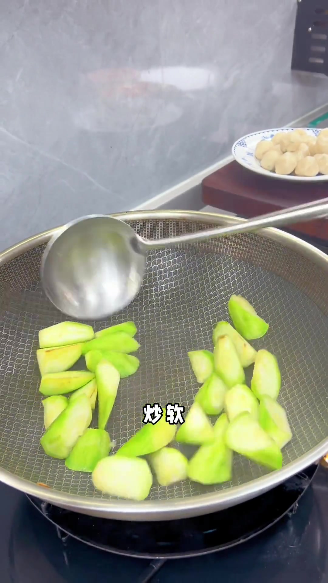 丝瓜鱼丸汤，味道鲜美，好喝至极