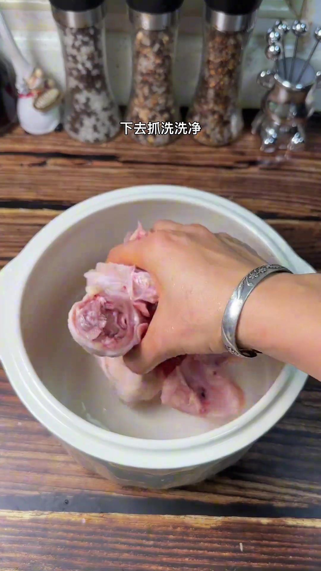 石斛炖鸡菇凉汤非常的清甜，多给家人安排起来