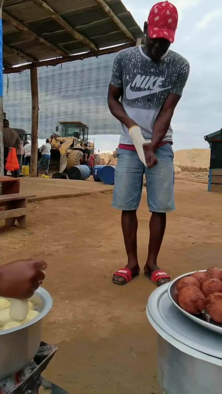 非洲夫妻的清晨：忙碌营生，制作特色早点炸丸子