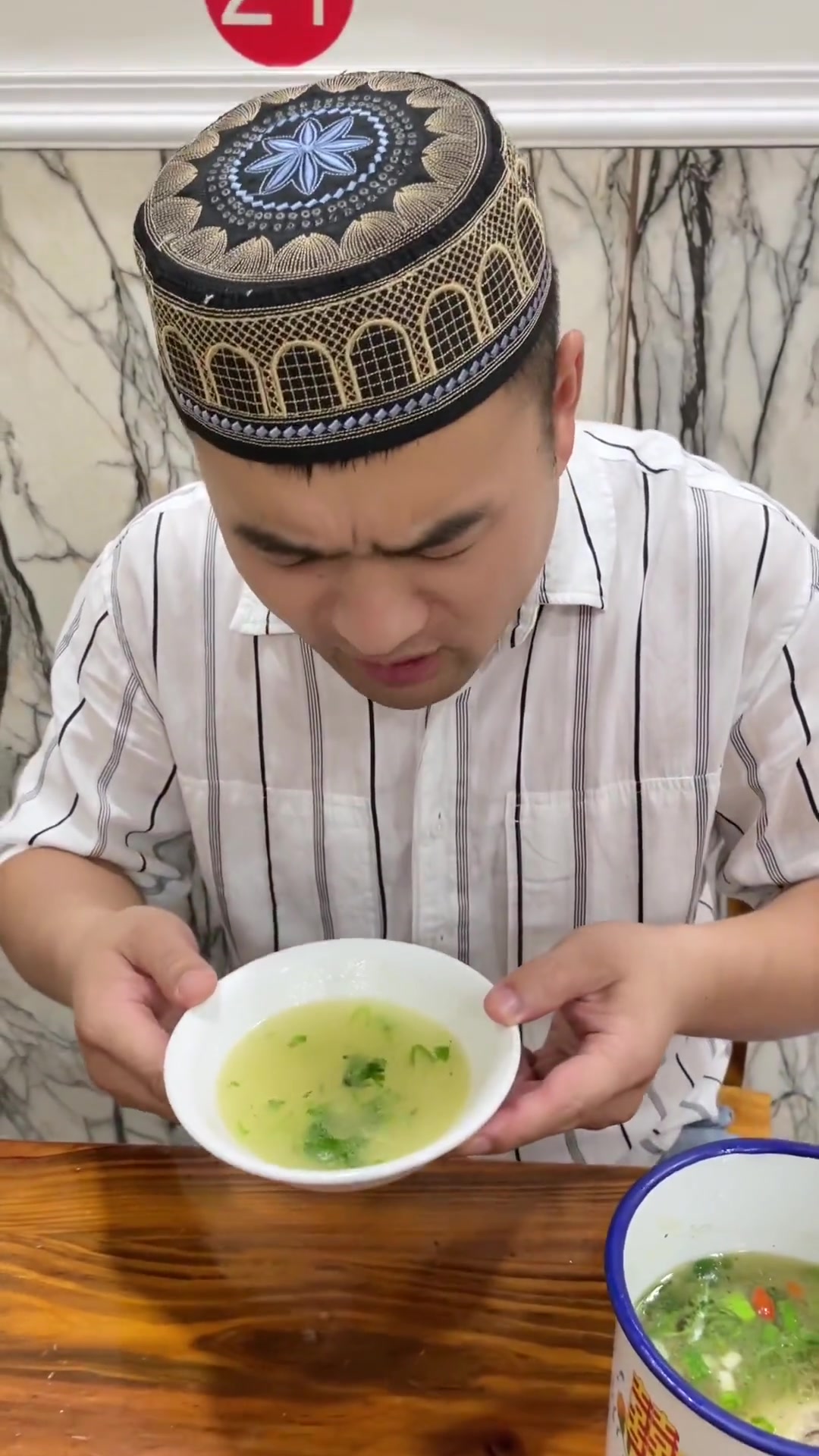 新疆特色上市,特色鸽子汤缸子肉,每吃一份送一个馕饼