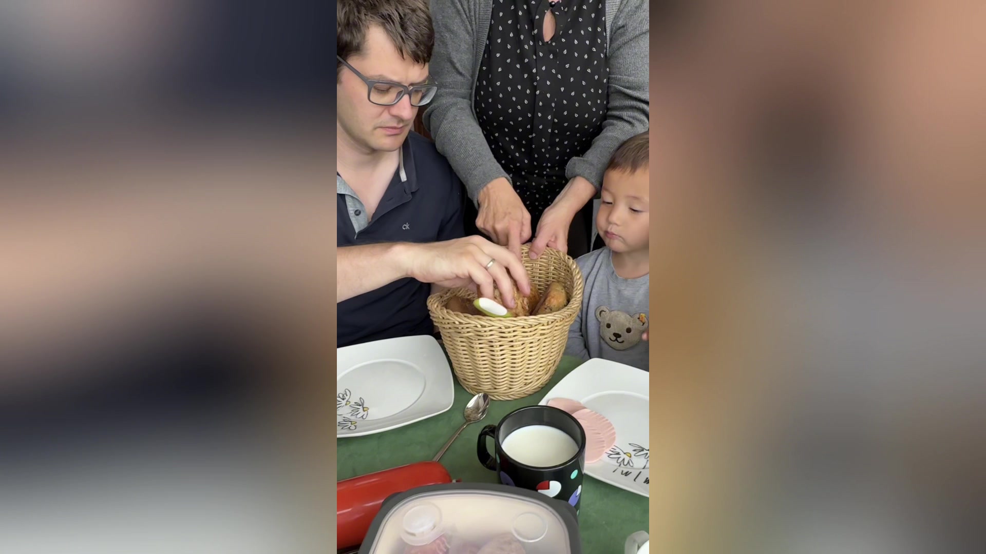 中德家庭:德国奶奶又见到两宝贝了,一起浇花,爷爷带路易出去玩