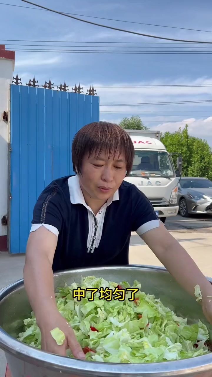 炎热夏季，人家腌萝卜，咱们来一个酱腌大头菜，清脆爽口还入味儿，想吃的请举手