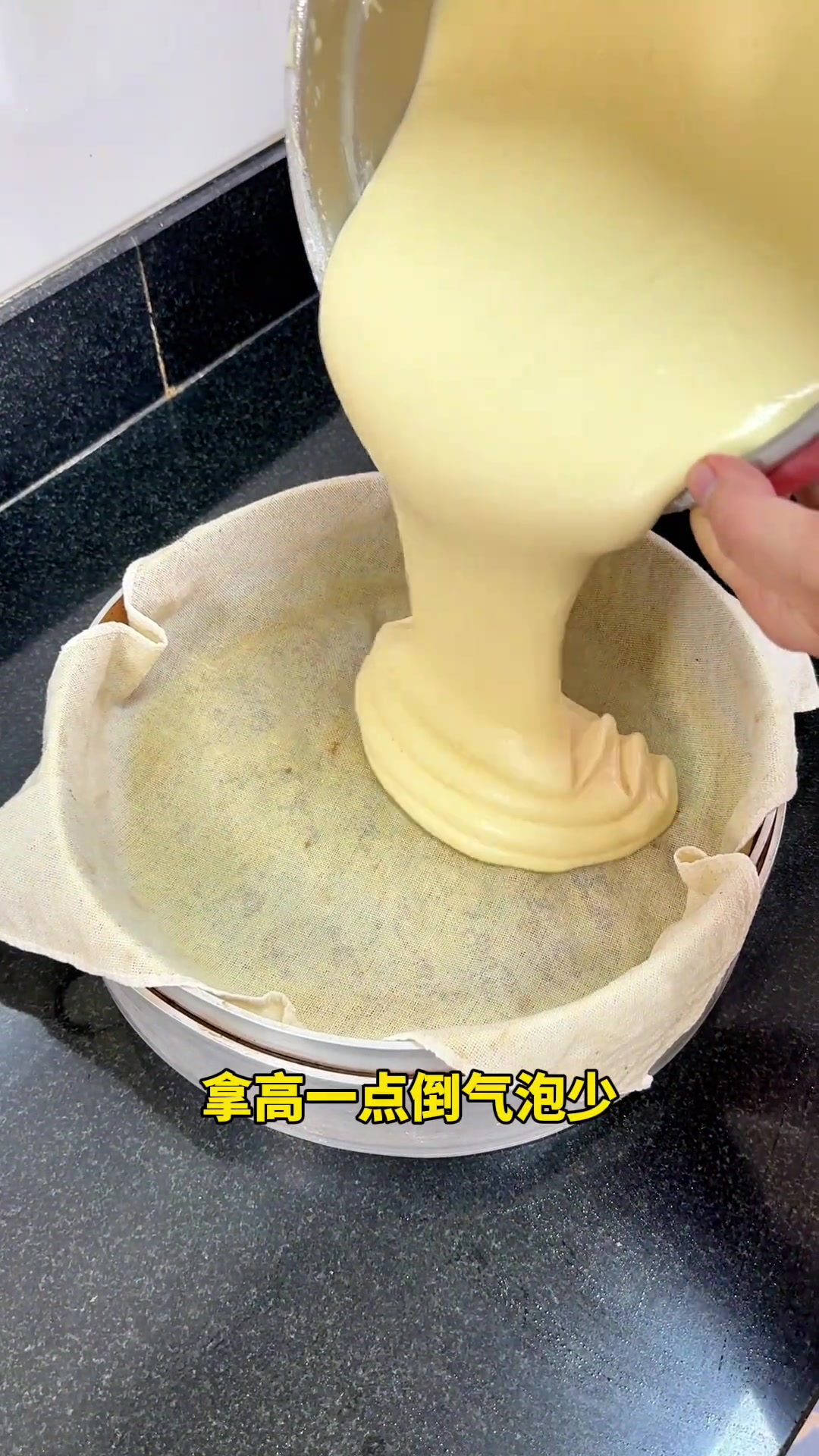 家里有鸡蛋、糖、糯米粉就能做的糯米蛋糕,蓬松软糯蒸的还不容易上火,真的太好吃了!