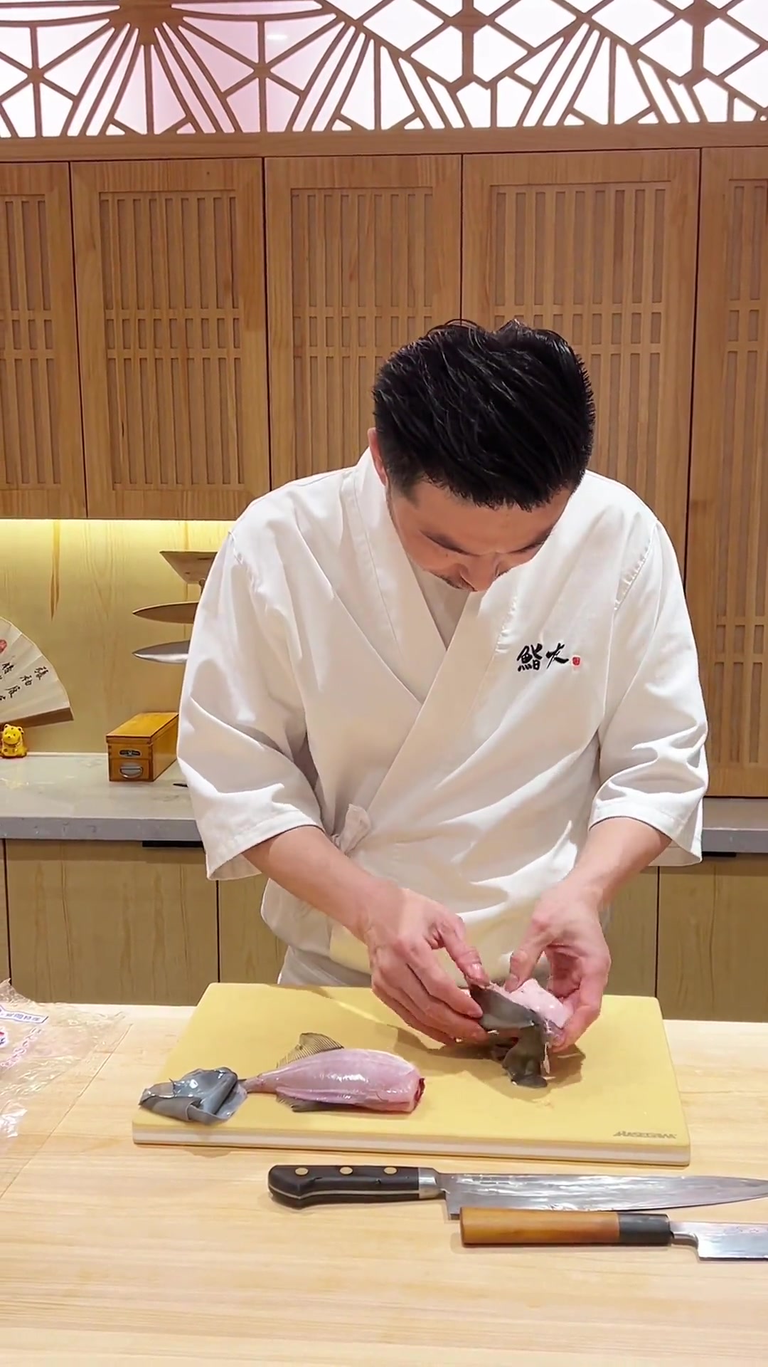 扒皮鱼肝貌不扬却鲜美,配河豚葱妙不可言