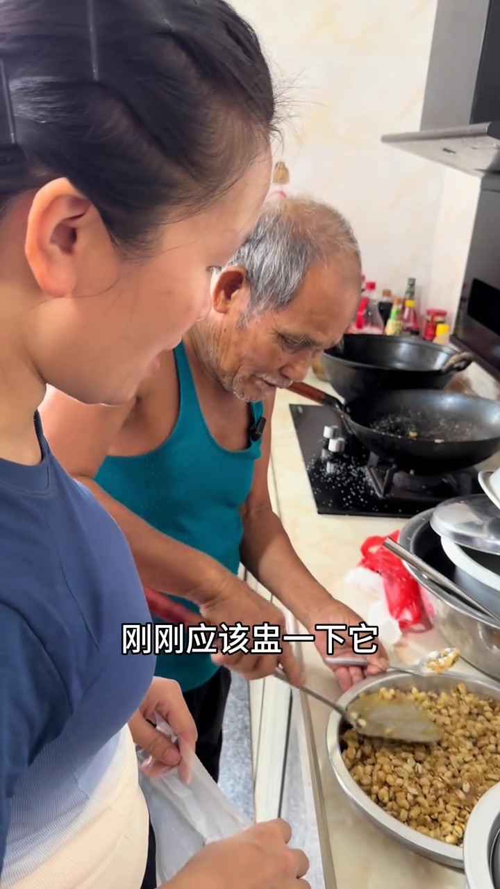 下雨天在家做花生糖记录真实生活