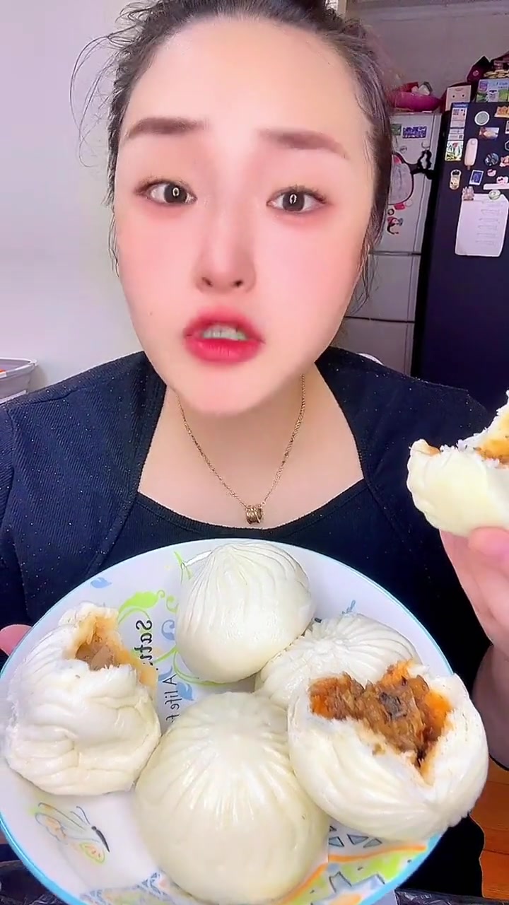 他们家这个包子很有弹性二十四道褶皱内馅也是浓油赤酱的适合上海人的口位