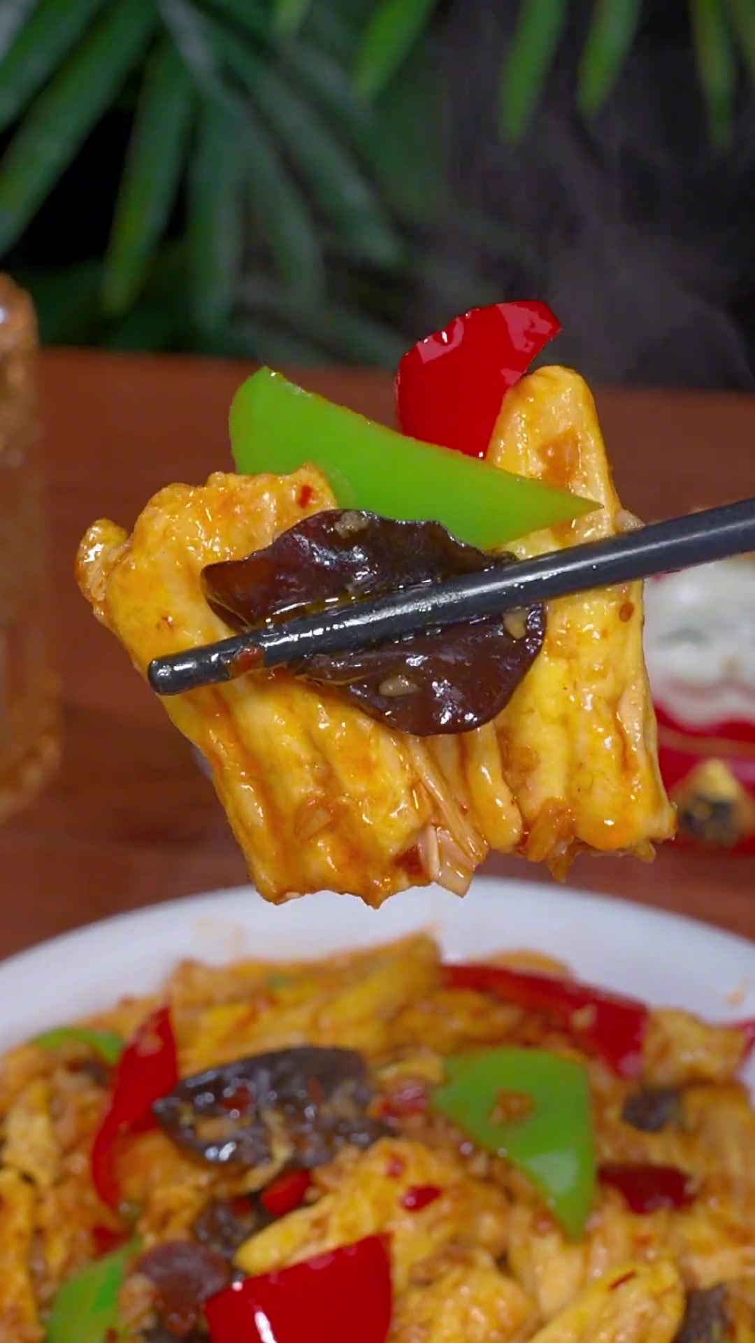 这是我家老婆最爱吃的腐竹炒鸡蛋做法,鲜香入味,一周吃八次都不腻