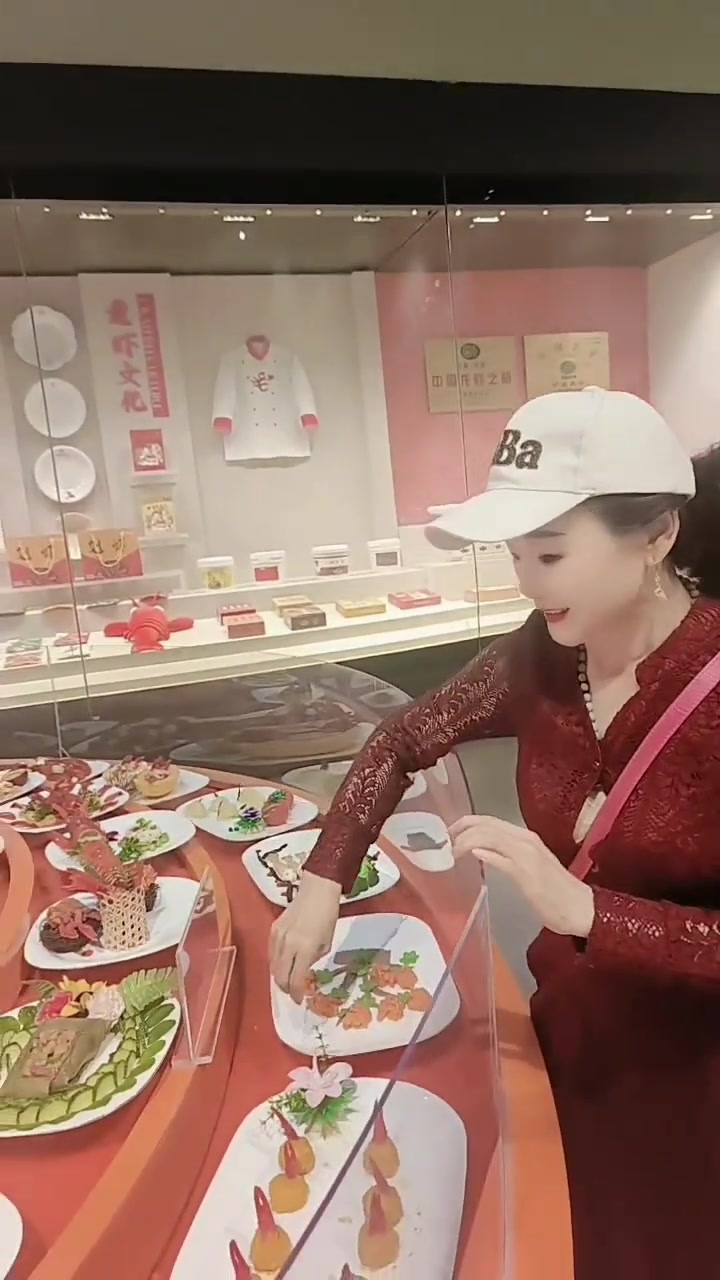 盱眙龙虾节开幕，十三香与霓虹交响，龙虾啤酒是夏日浪漫组合！