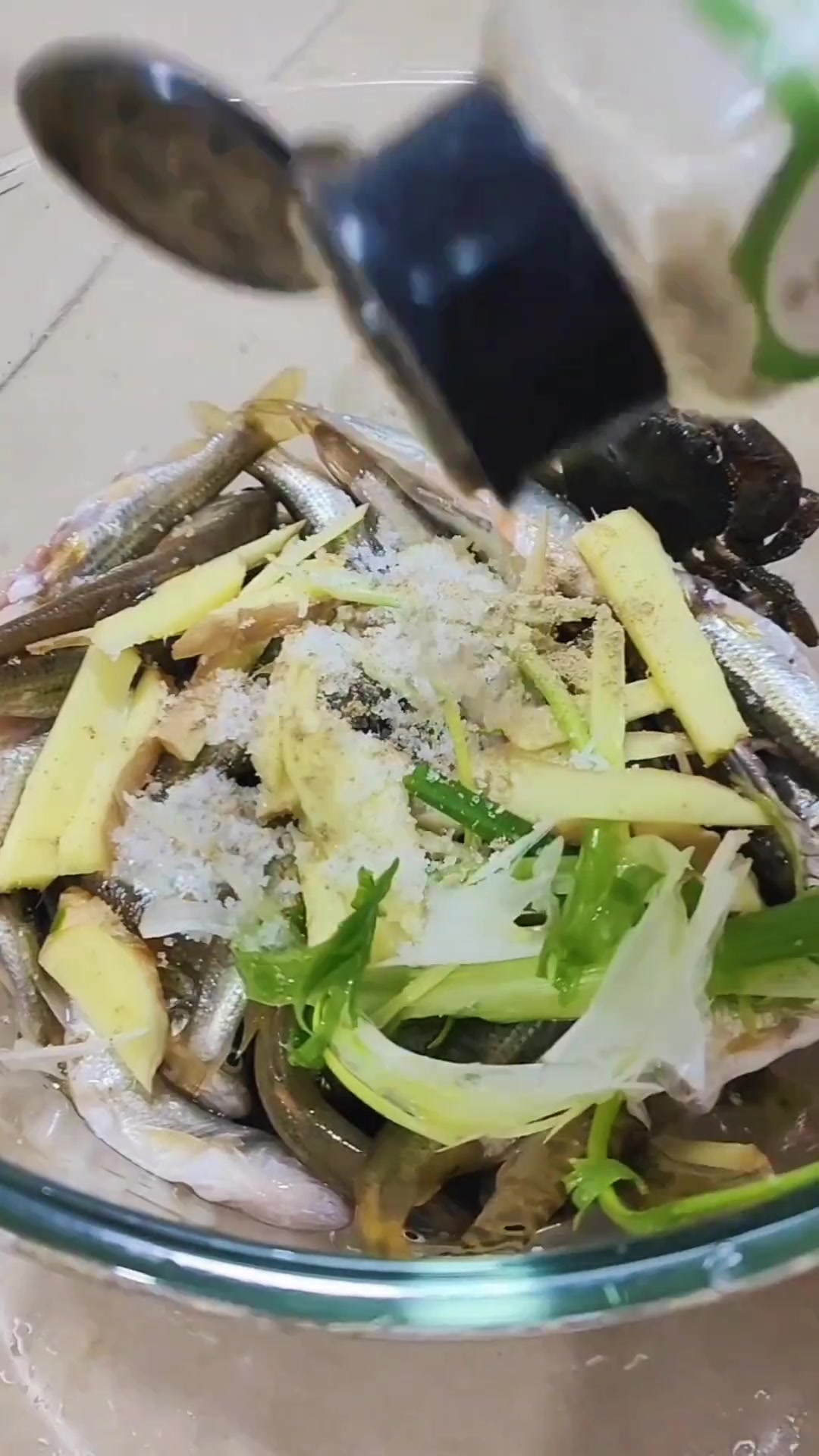 小河鱼这样做出来，好吃又酥脆，可以当小零食，也可当下酒菜都很配